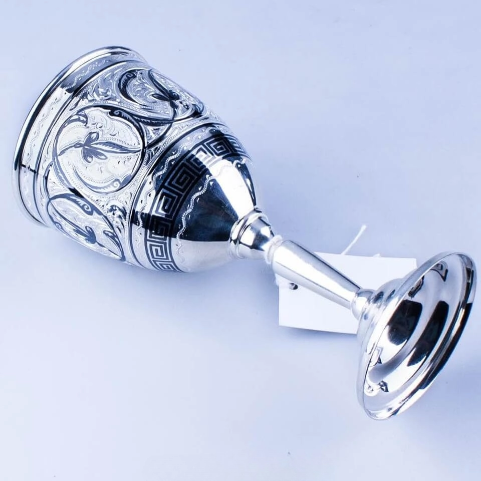 серебряный бокал для вина