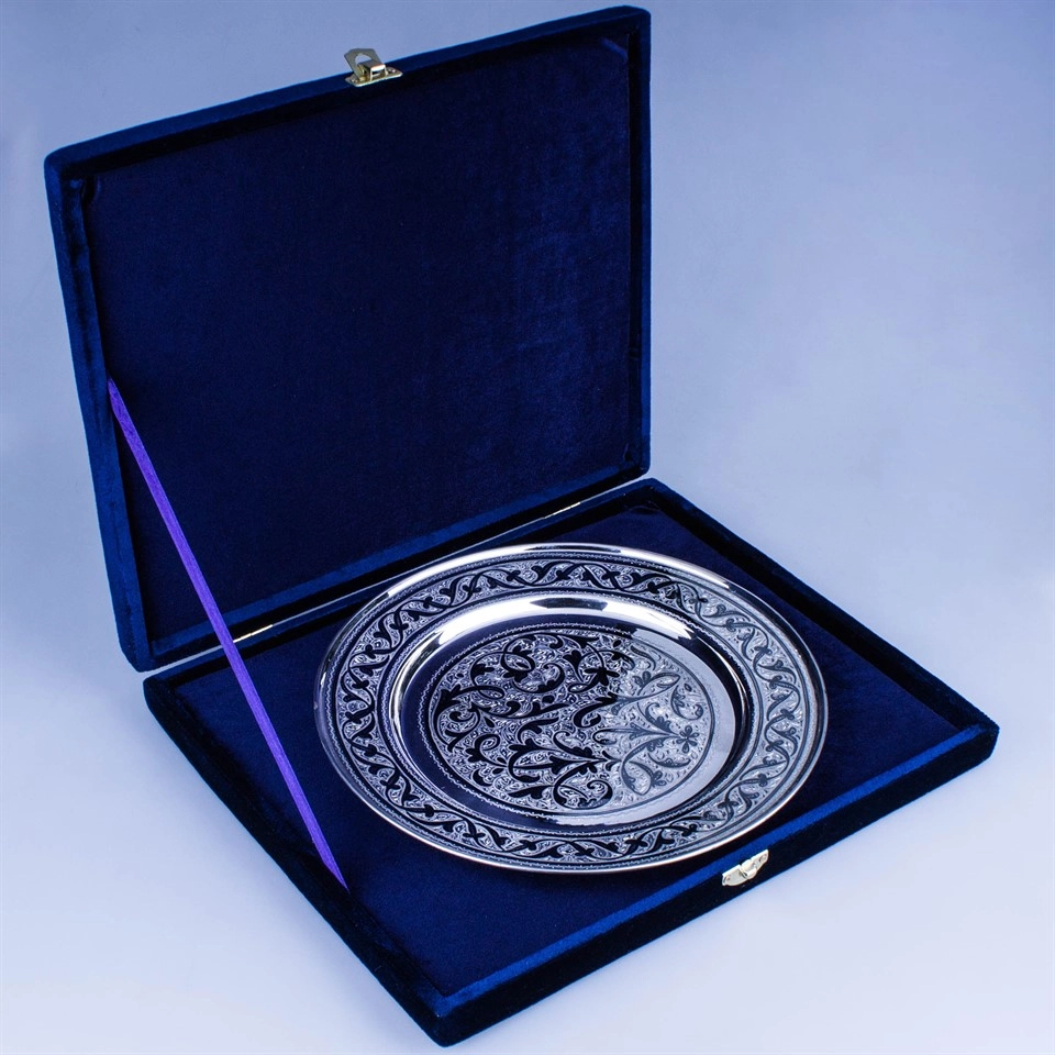 большая серебряная тарелка