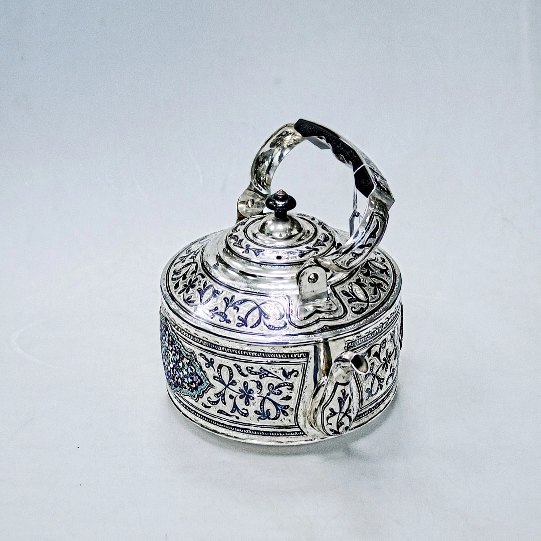 электрический серебряный чайник