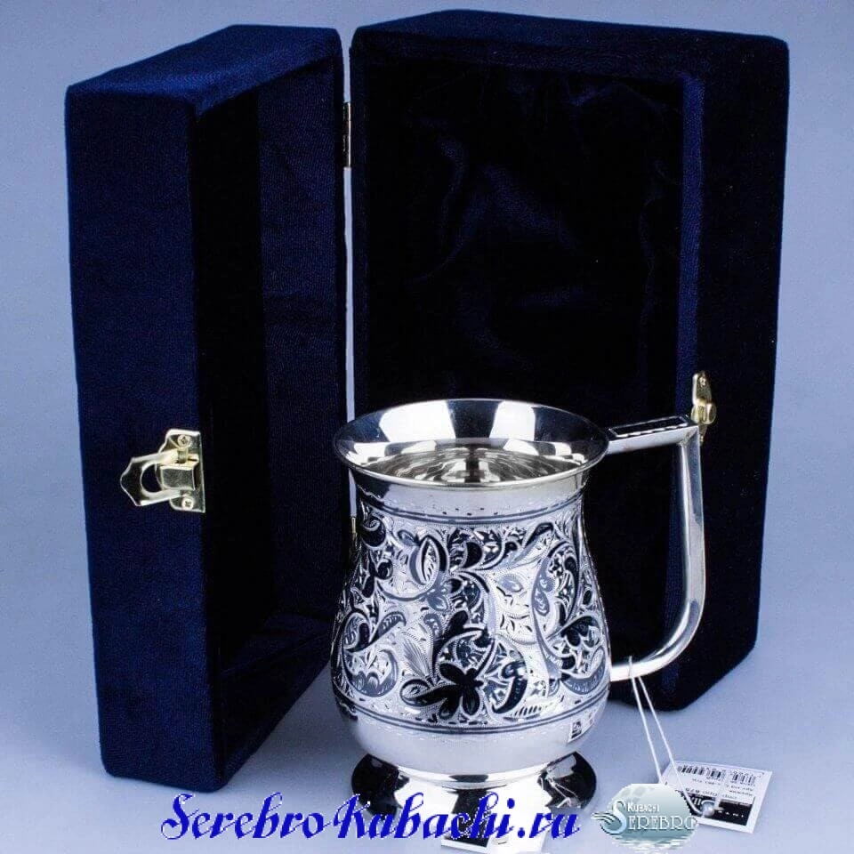 большая серебряная кружка