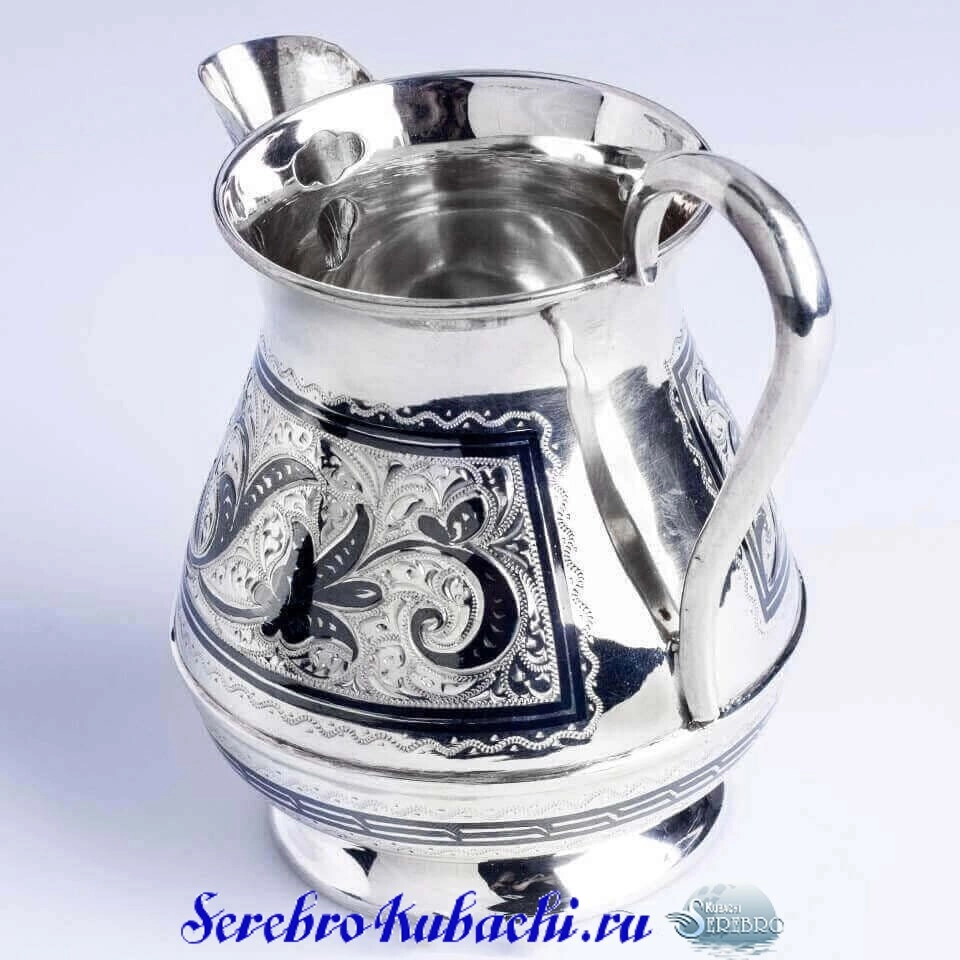 серебряный молочник