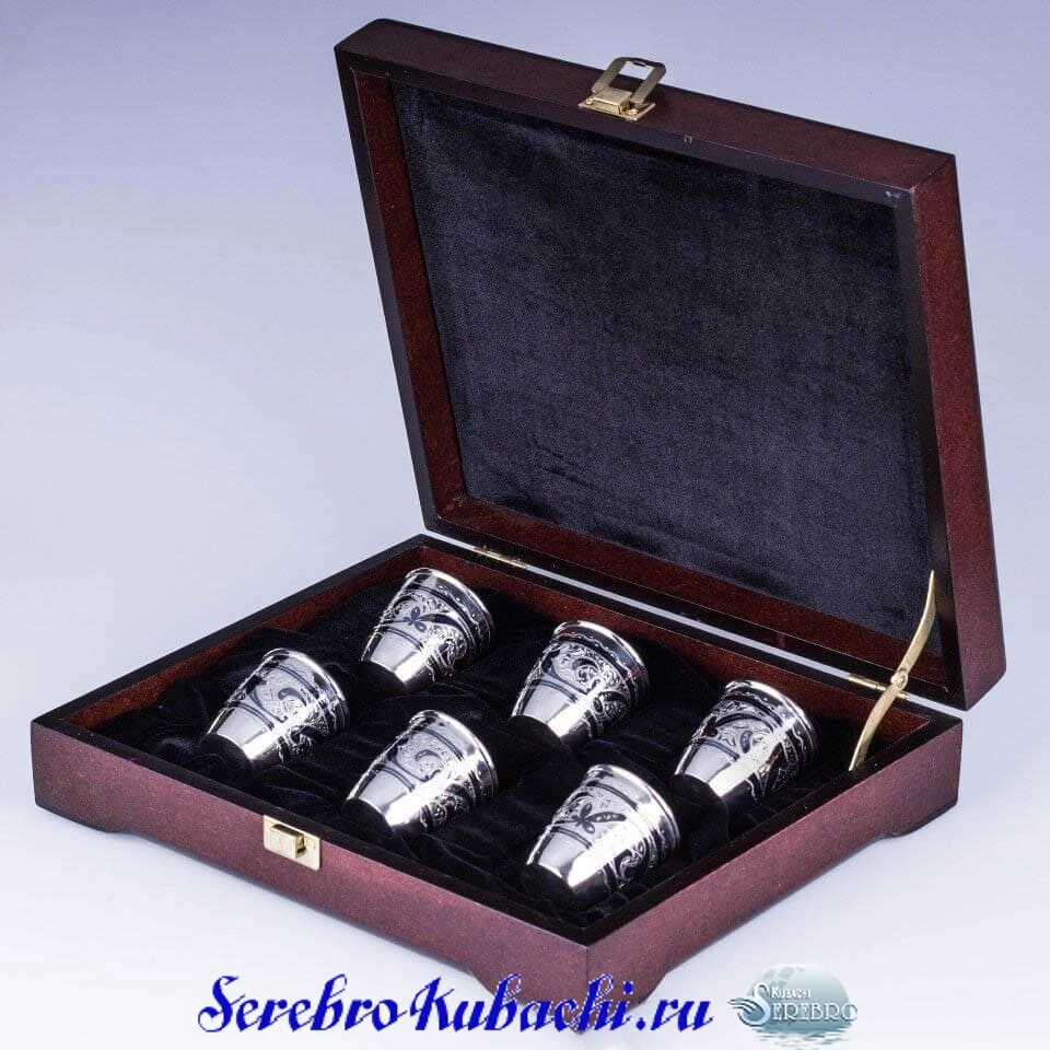 набор серебряных стопок