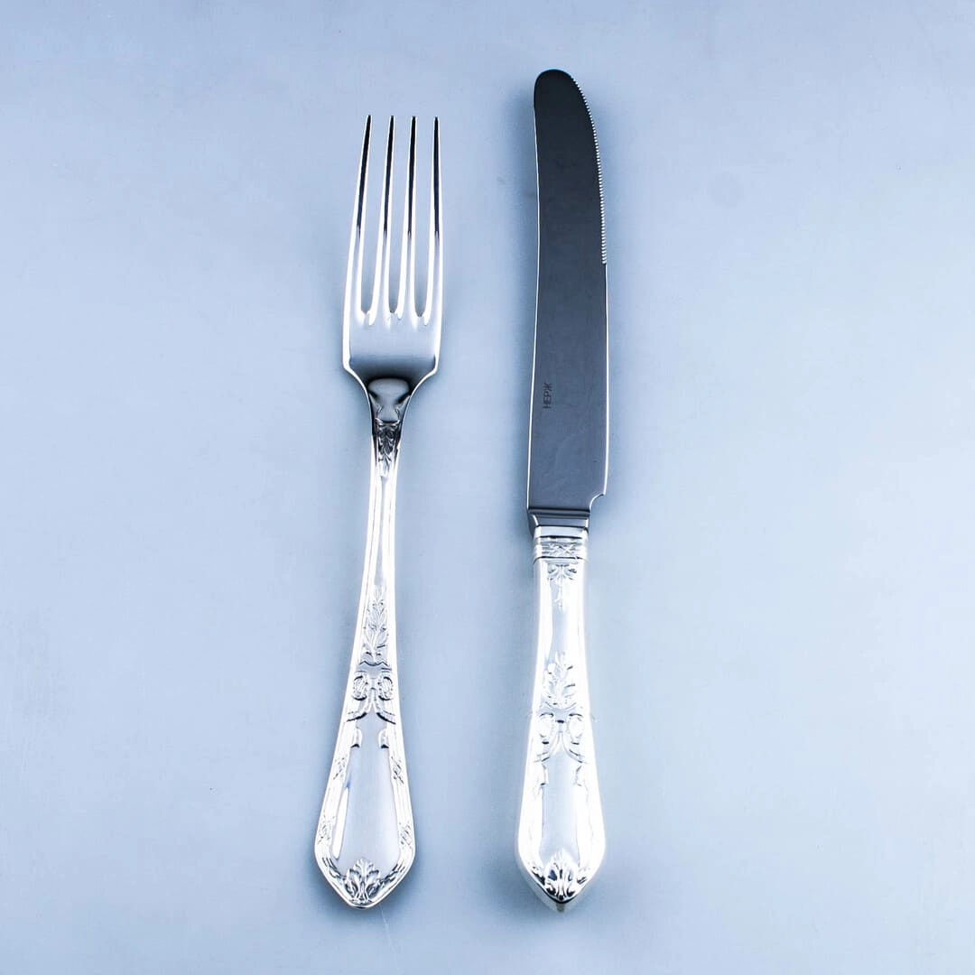 серебряный нож с вилкой