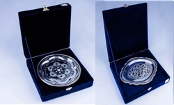 Серебряные подносы и тарелки