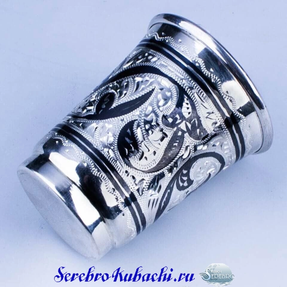 красивая серебряная стопка