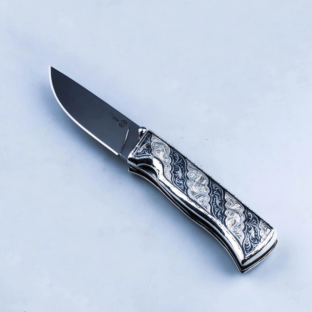складной серебряный нож