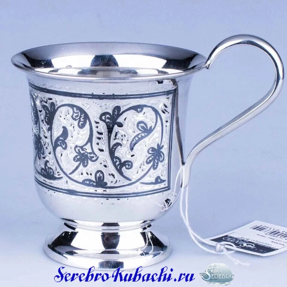 красивая серебряная кружка