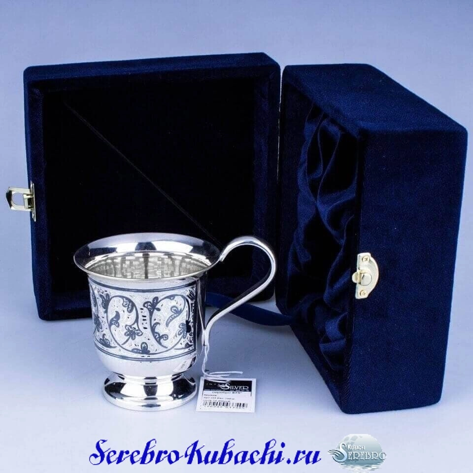 красивая серебряная кружка