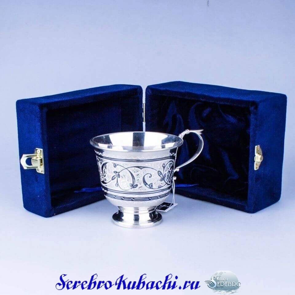 серебряная кружка