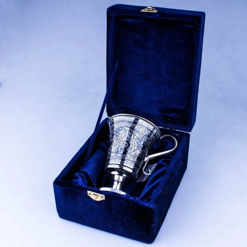 серебряная кружка на ножке