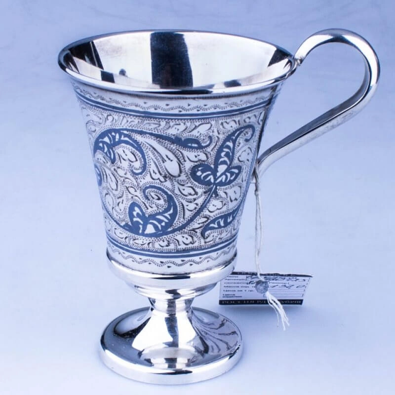 серебряная кружка на ножке