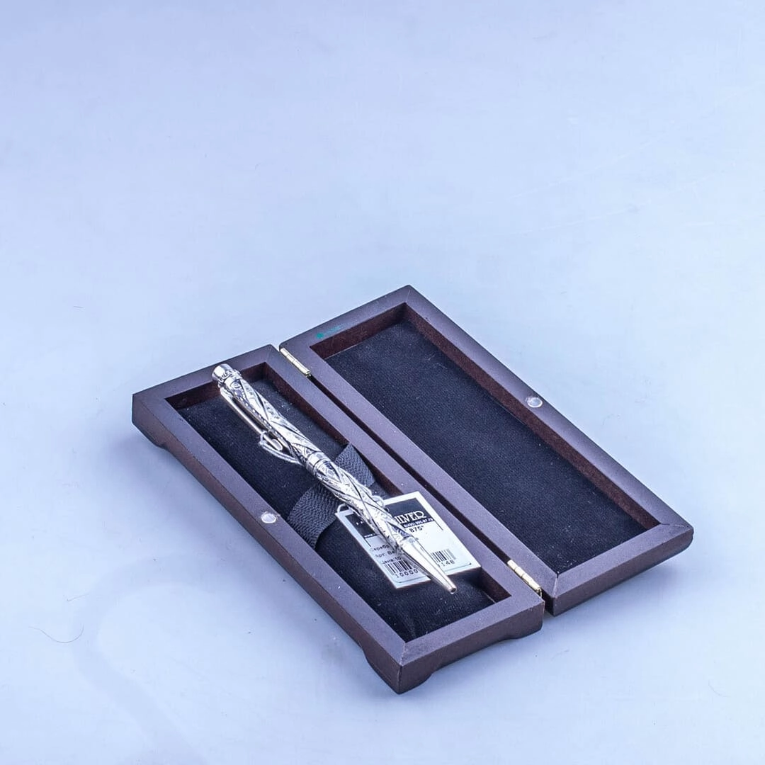 серебряная ручка в футляре