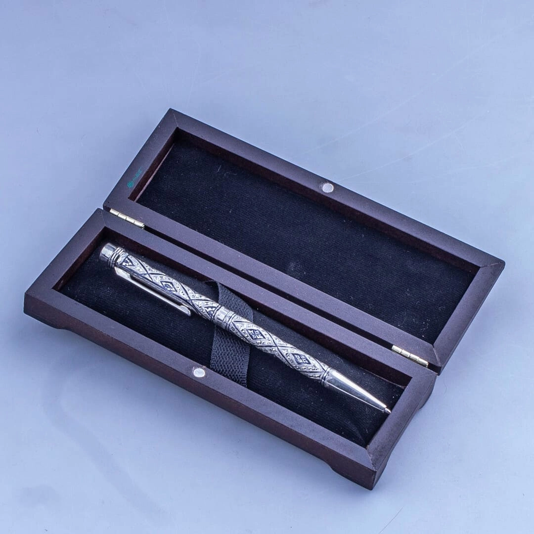 шариковая серебряная ручка