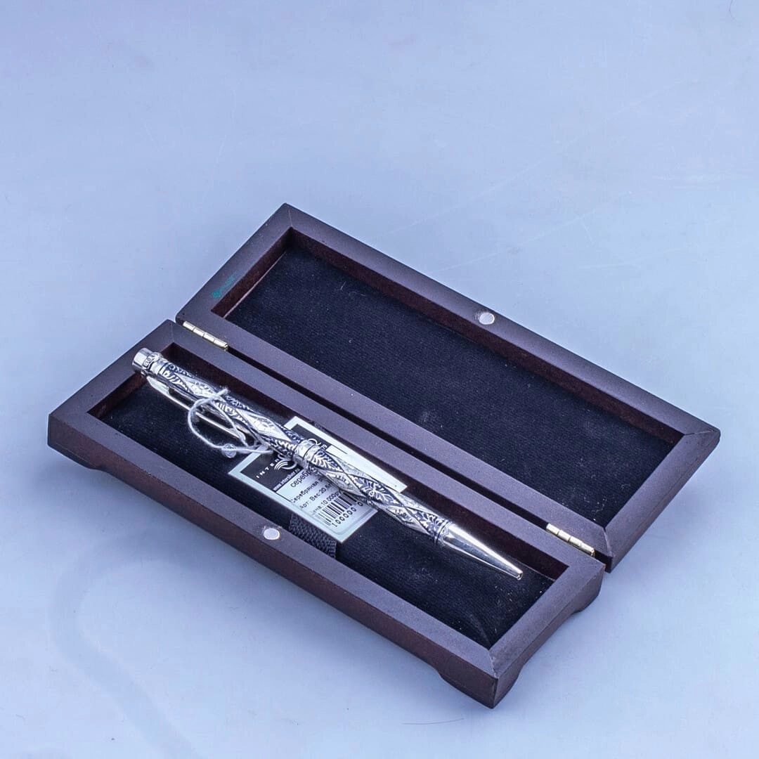серебряная ручка с гравировкой в футляре