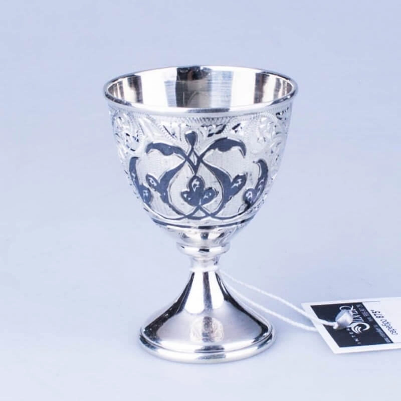 красивая серебряная рюмка