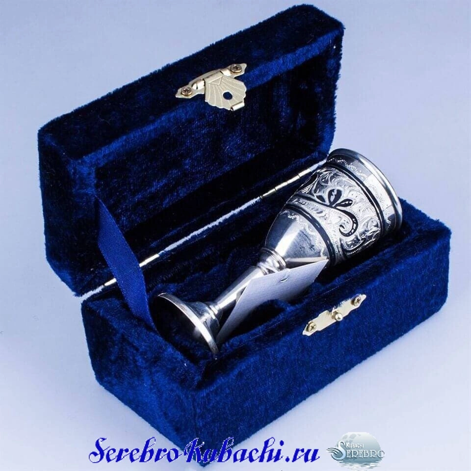 серебряная рюмка на ножке
