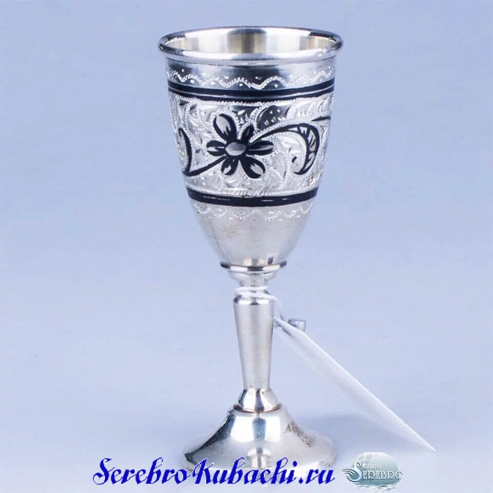 серебряная рюмка на ножке