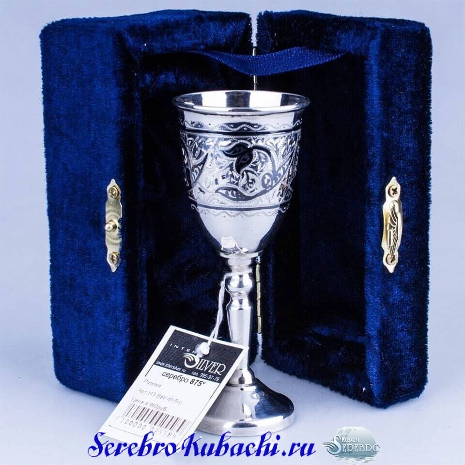 серебряная рюмка с узором