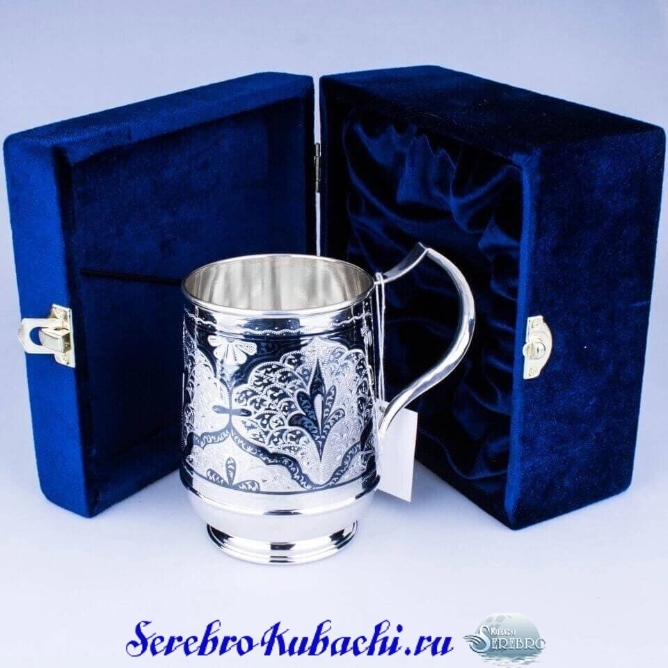 большая серебряная кружка