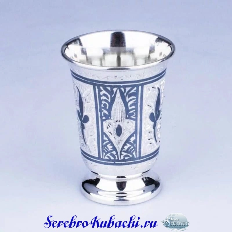 красивая серебряная стопка