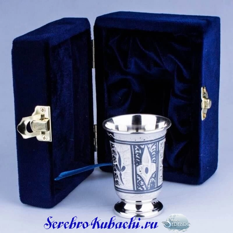 красивая серебряная стопка