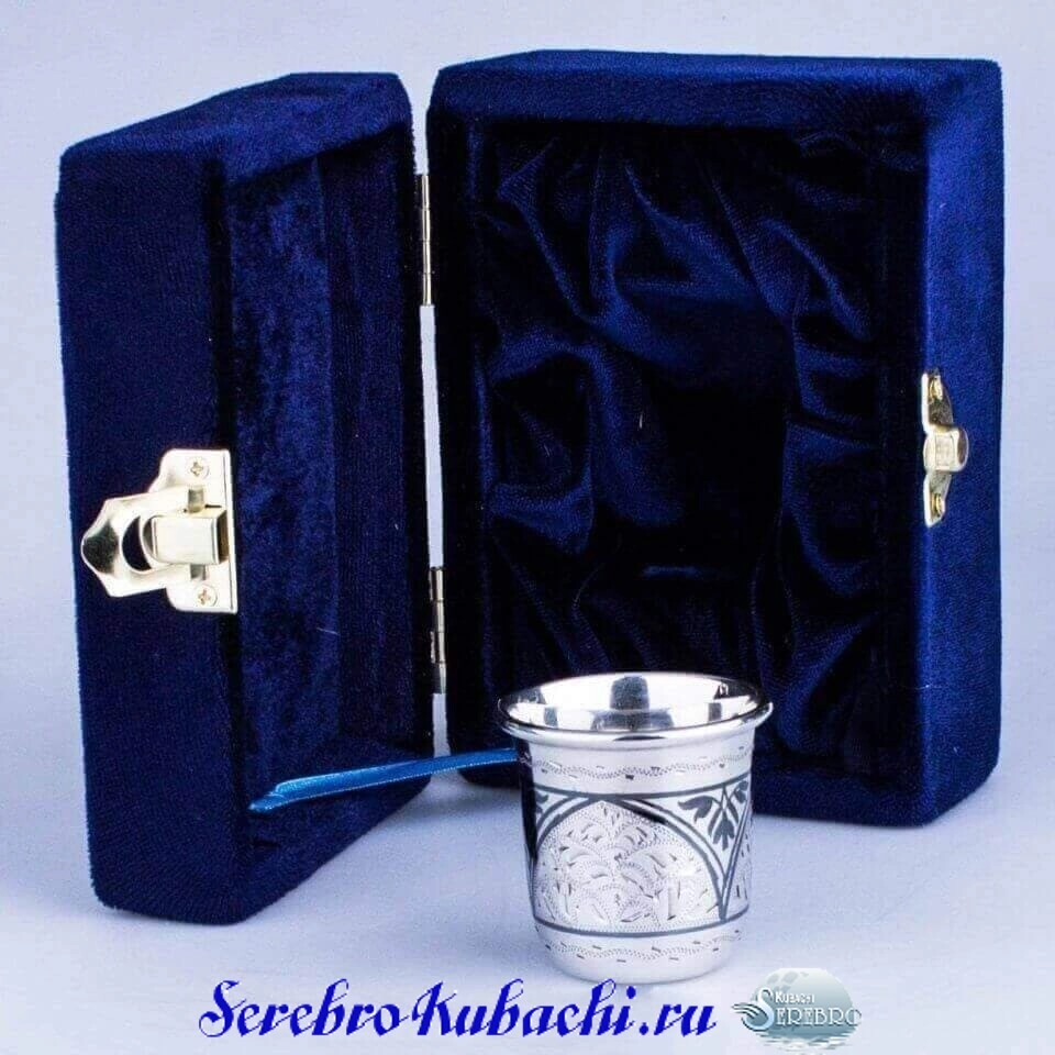 серебряная стопочка