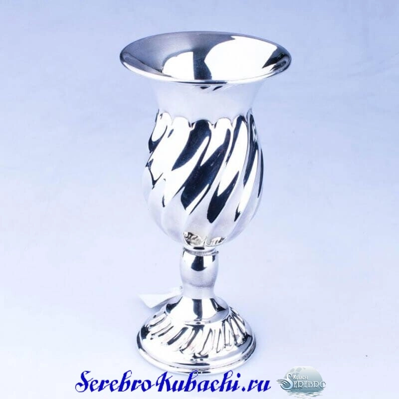 красивый серебряный бокал