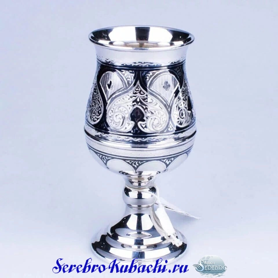 красивый серебряный бокал