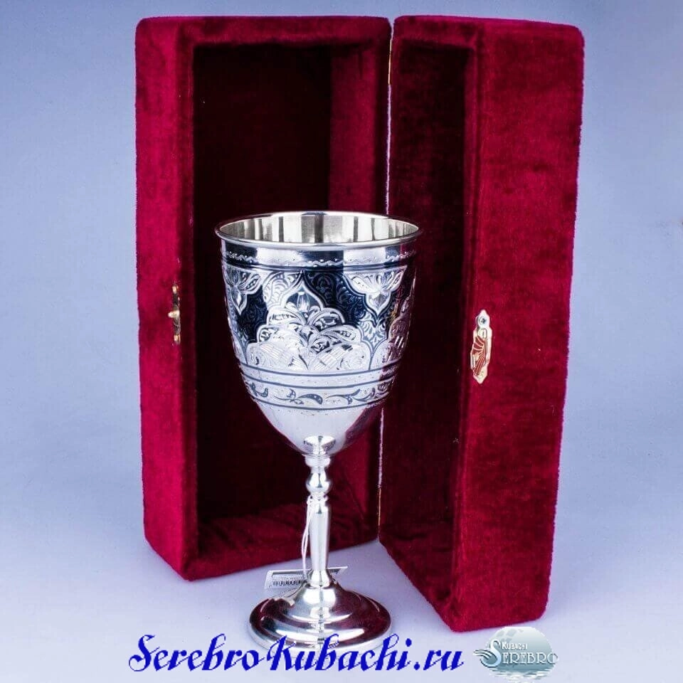 серебряный бокал для вина