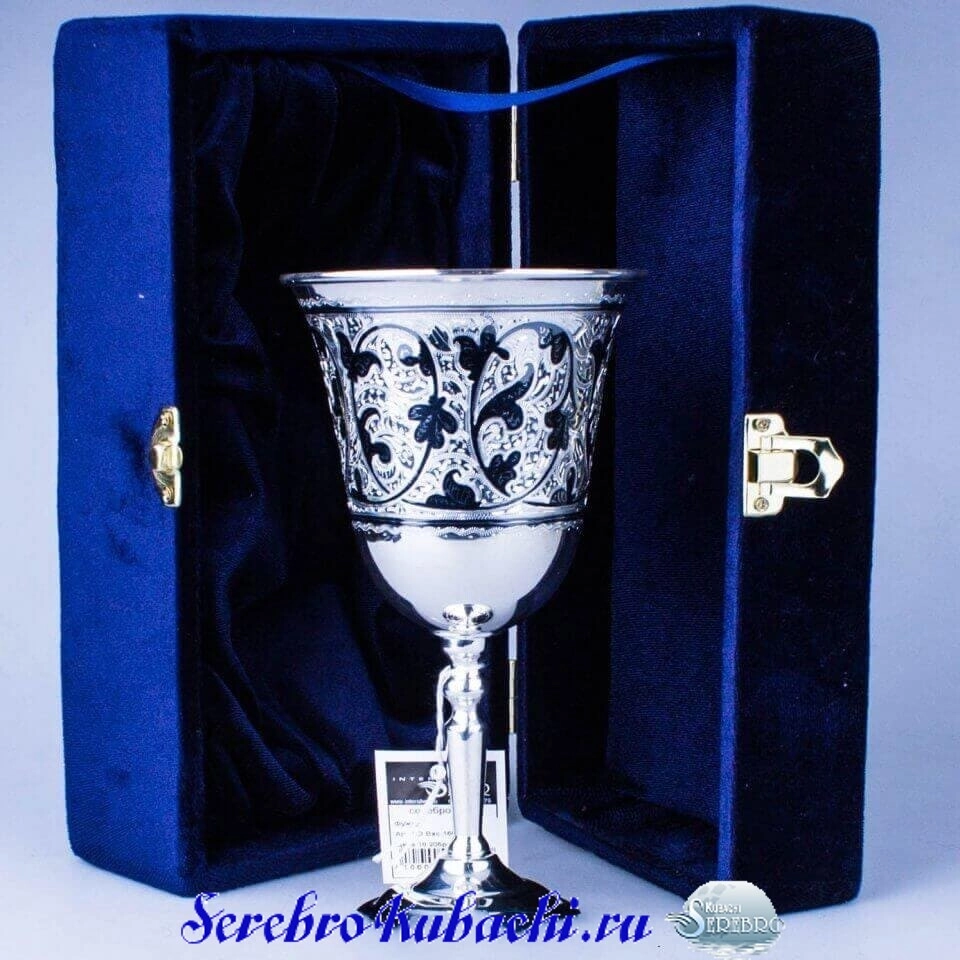 серебряный бокал для вина