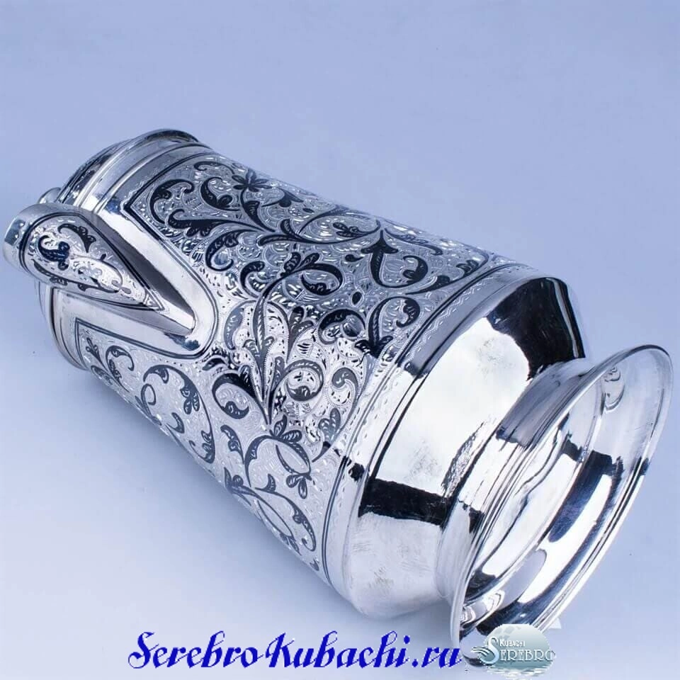 большой серебряный кофейник