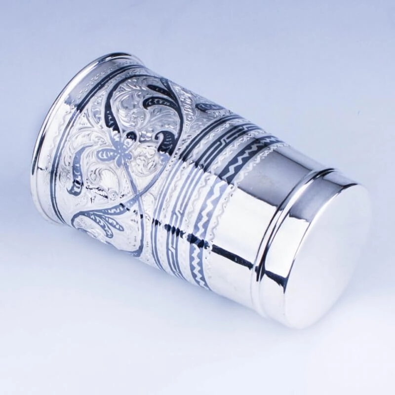 красивый серебряный стакан