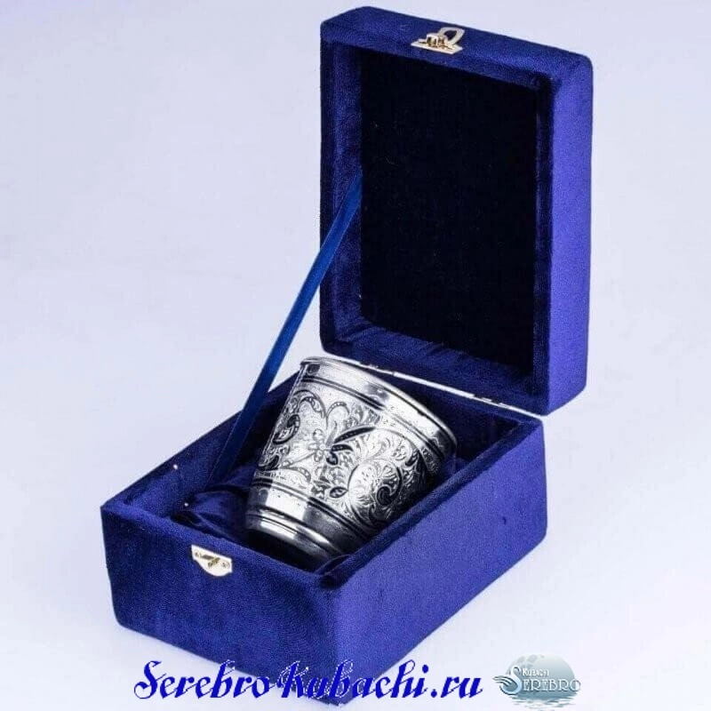 серебряный стакан