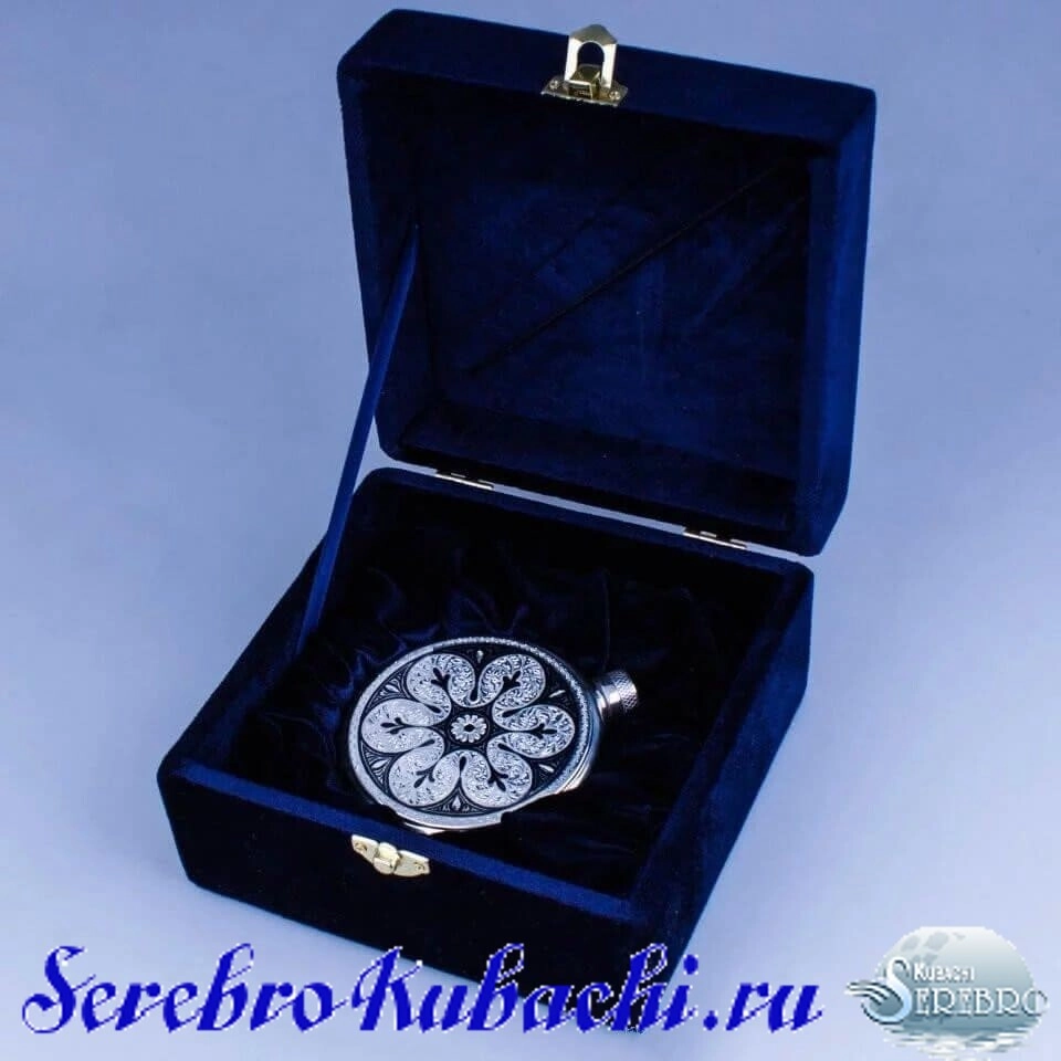 женская серебряная фляжка