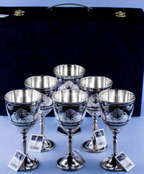 набор серебряных кубков