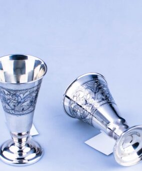 серебряные бокалы на низкой ножке
