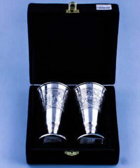 серебряные бокалы на низкой ножке