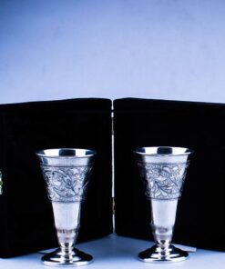 серебряные бокалы на низкой ножке