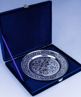 большая серебряная тарелка