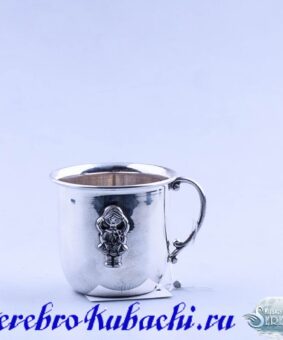 серебряная кружка