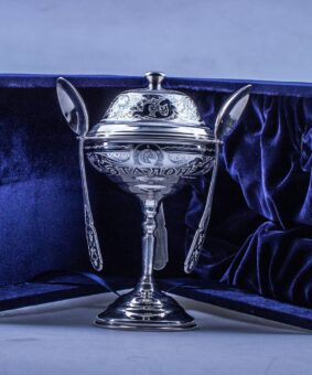 серебряная икорница с логотипом