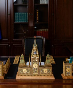 Эксклюзивный серебряный настольный набор "Кремлевский" 1