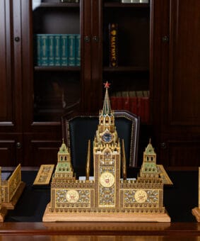 Эксклюзивный серебряный настольный набор "Кремлевский" 2