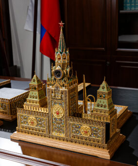 Эксклюзивный серебряный настольный набор "Кремлевский" 6