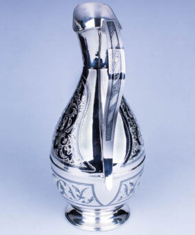 серебряный кувшин изящный