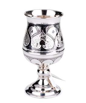 красивый серебряный бокал