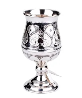 красивый серебряный бокал