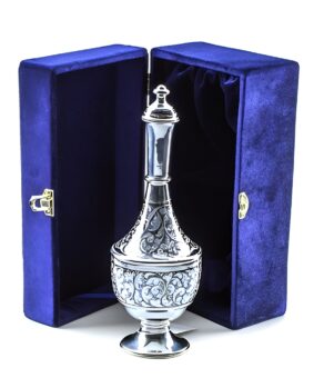 красивый серебряный графин