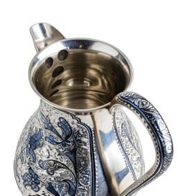красивый серебряный кувшин