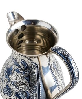 красивый серебряный кувшин